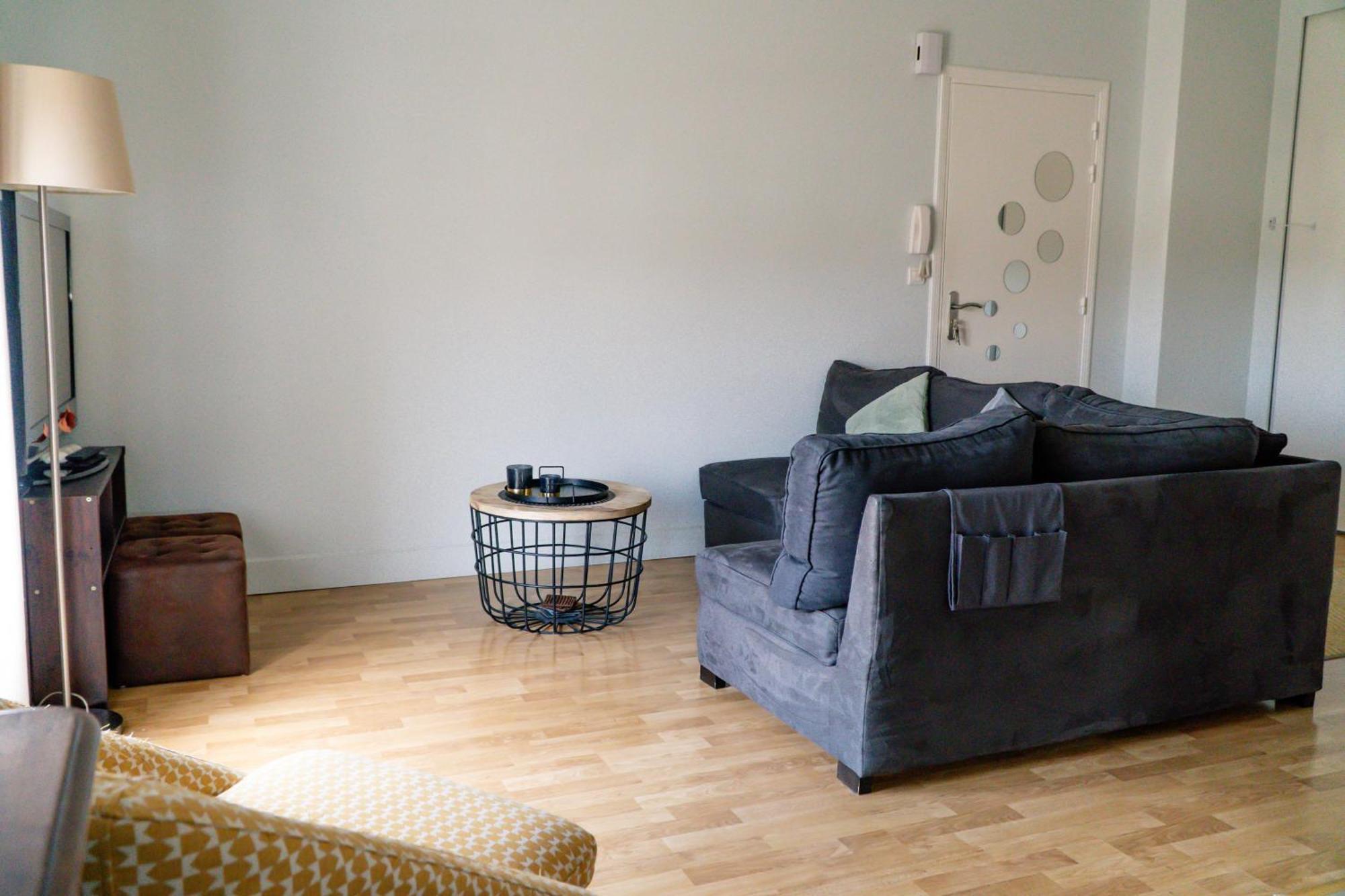 Simplicite Et Calme En Appartement A Issoire Exterior photo